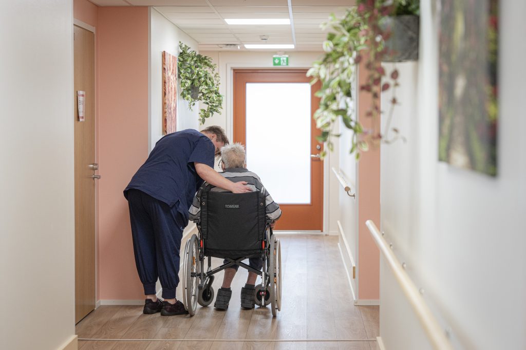 Solum hoivakodissa hoitaja asukkaan kanssa